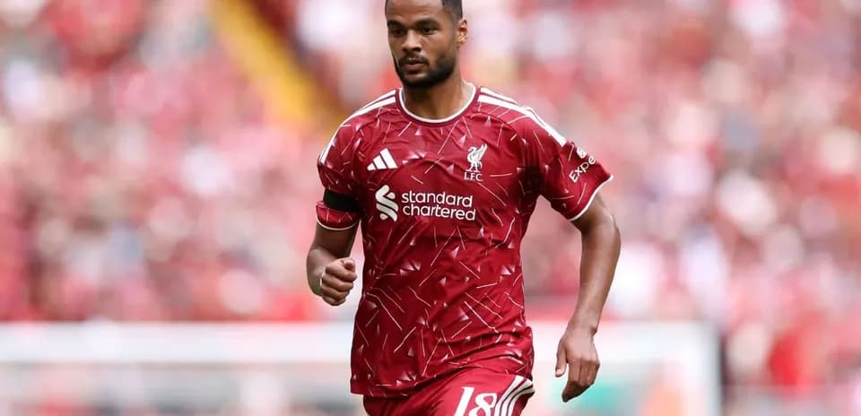 Futbolchi Liverpool formasida maydonda harakatda