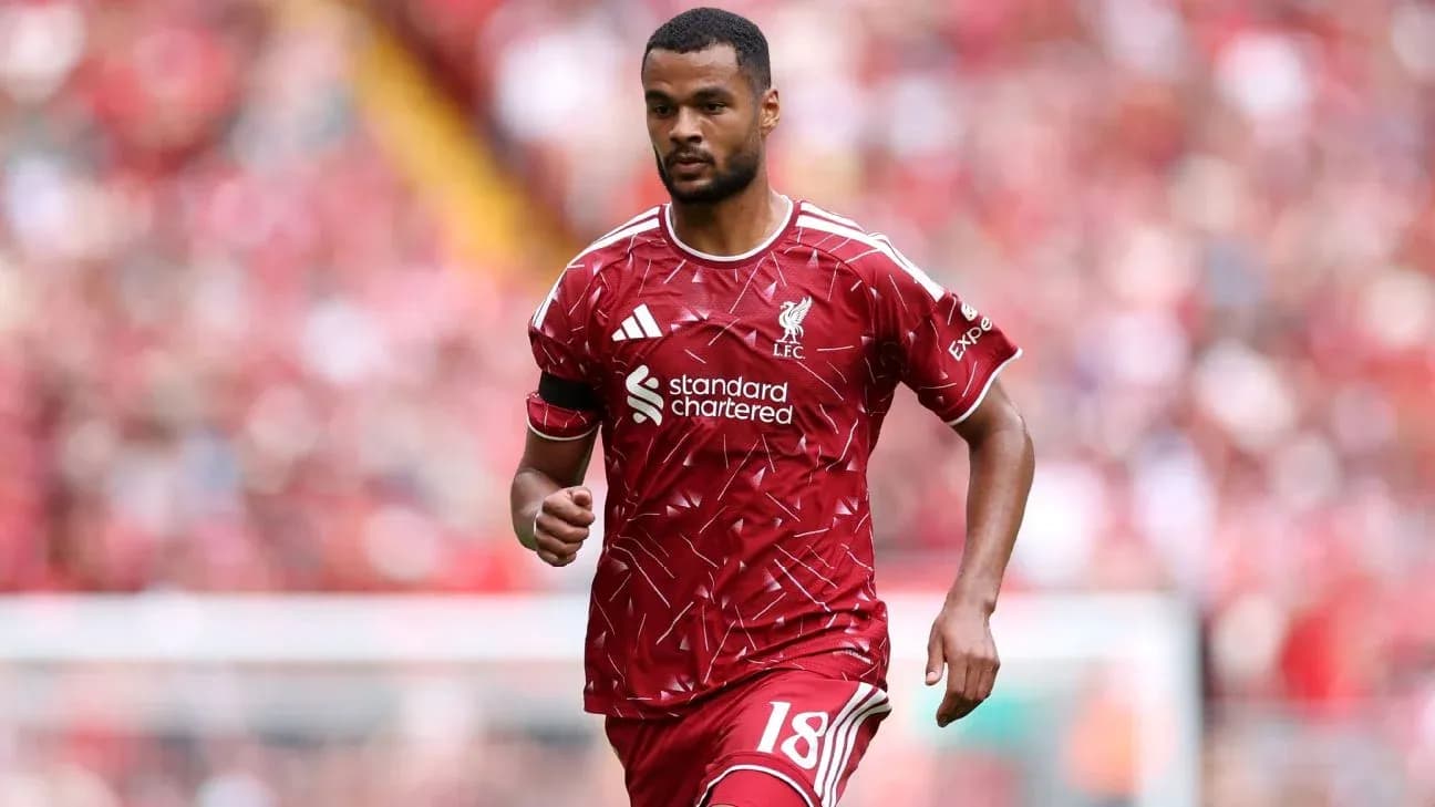 Futbolchi Liverpool formasida maydonda harakatda