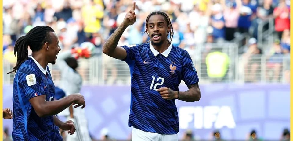 Fransiya futbolchisi gol urganidan keyin nishonlayapti