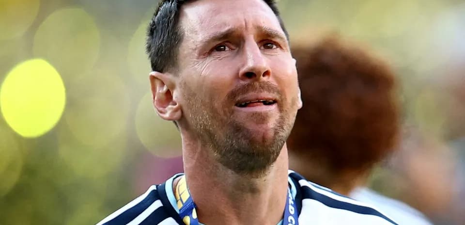 Futbolchi medal taqib qilayotgan paytda