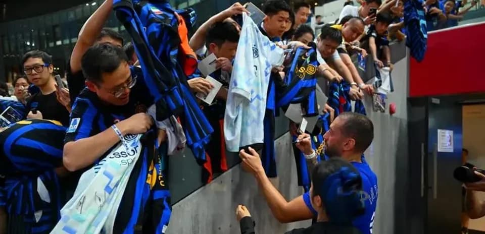 Fan meeting with player for autographs and jerseys