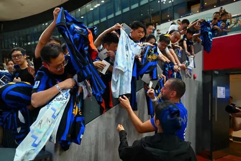Fan meeting with player for autographs and jerseys