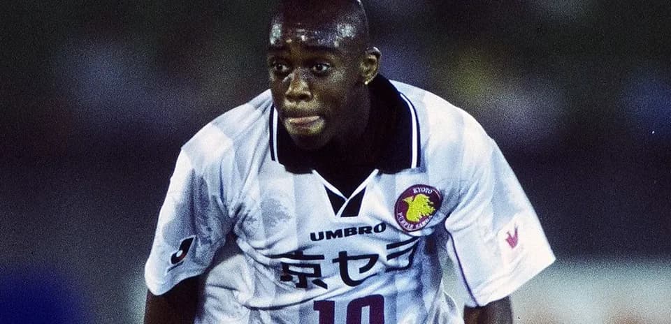 Futbolchi maydonda harakatda, forma kiygan