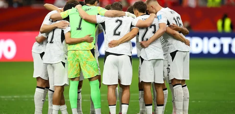 Futbolchilar huddled before match on the field