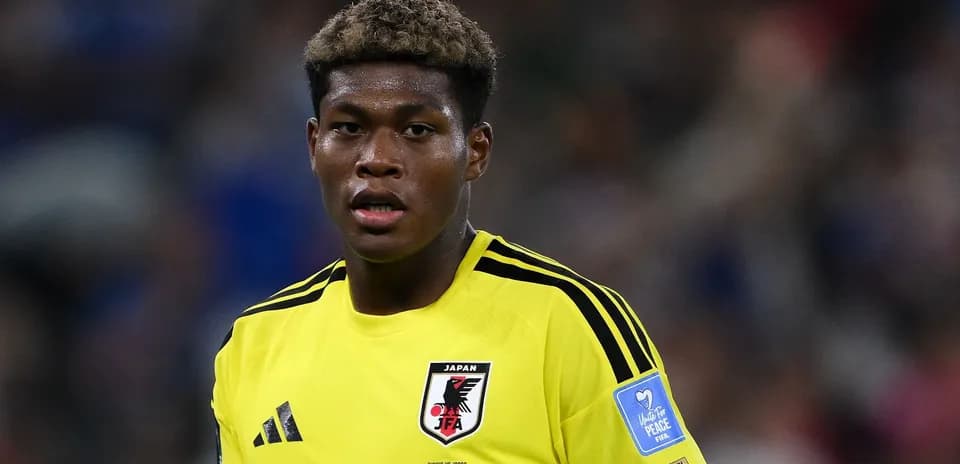 Futbolchi maydonda Japan jamoasi formasida