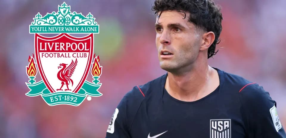 Futbolchi maydonda, Liverpool logotipi bilan