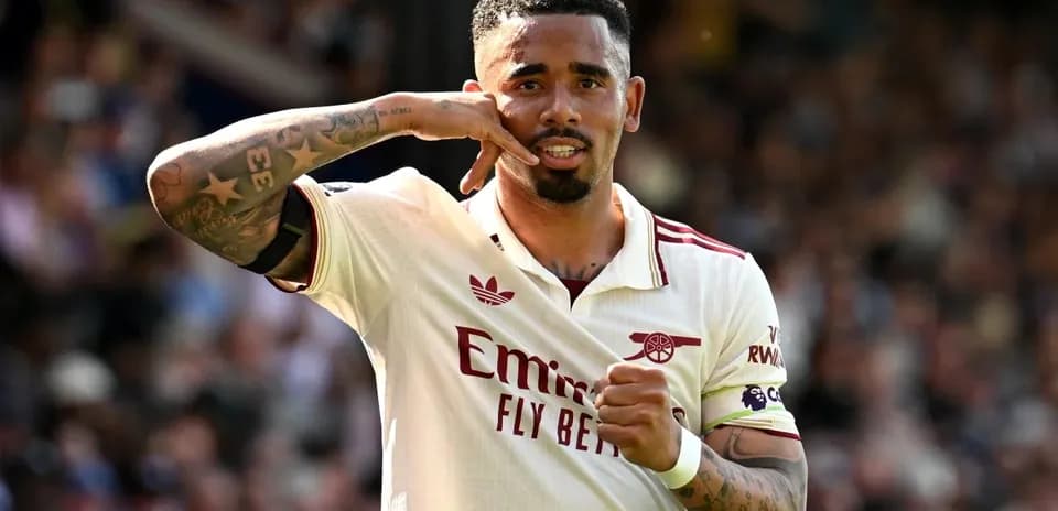 Futbolchi gol urganidan keyin qo'l harakati qilmoqda