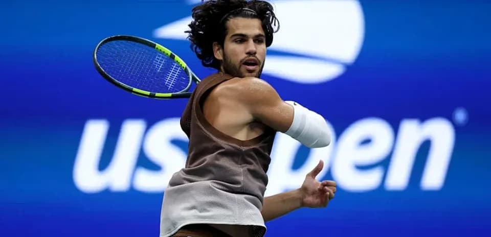Tennis player hitting backhand at US Open