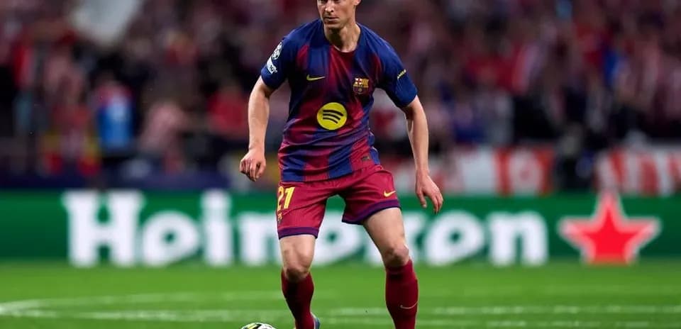 Futbolchi to'p bilan harakatda o'yin maydonida