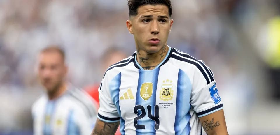 Futbolchi Argentina formasi bilan maydonda