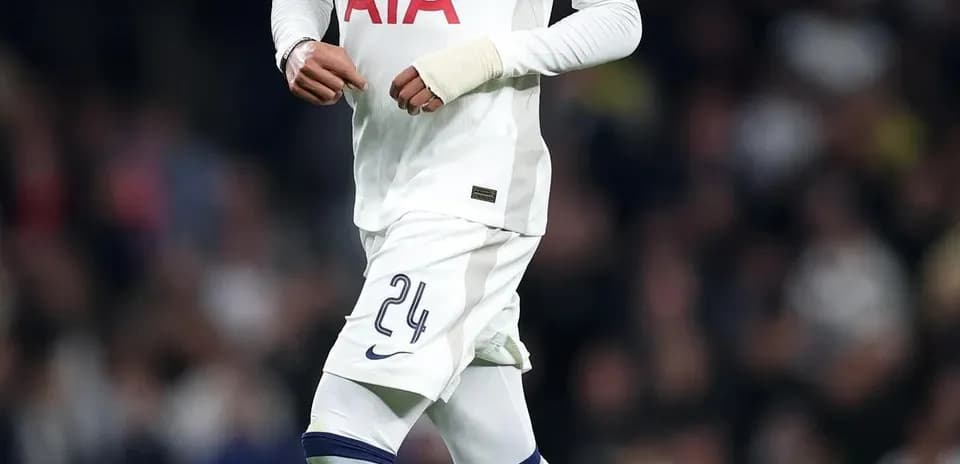 Futbolchi to'pni ushlab yuribdi, Tottenham formasi