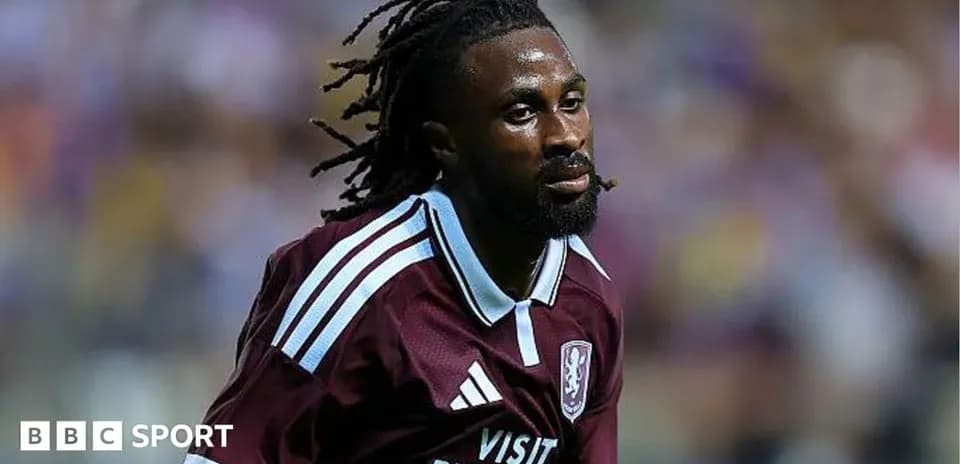 Futbolchi maydonda harakatda, qizil forma kiygan