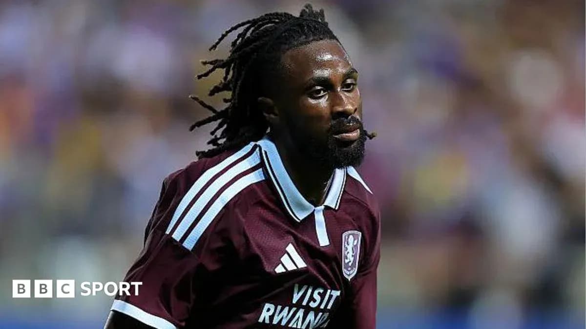 Futbolchi maydonda harakatda, qizil forma kiygan
