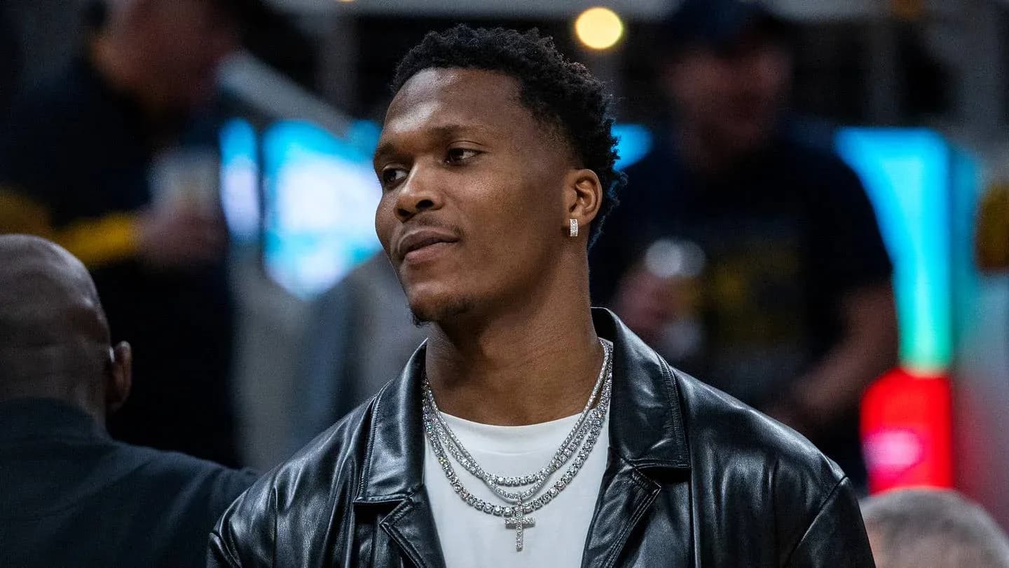 Basketball player wearing jewelry at event