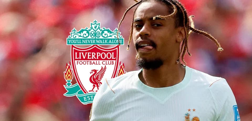 Futbolchi maydonda harakatda, Liverpool logosi bilan