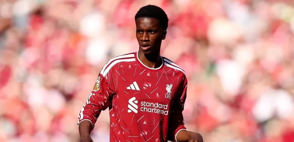 Futbolchi Liverpool formasida maydonda yurmoqda