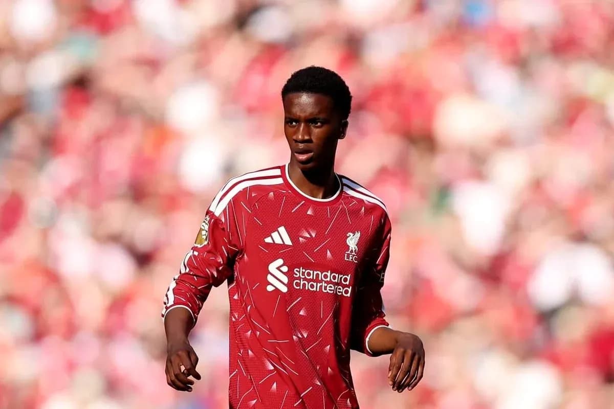 Futbolchi Liverpool formasida maydonda yurmoqda