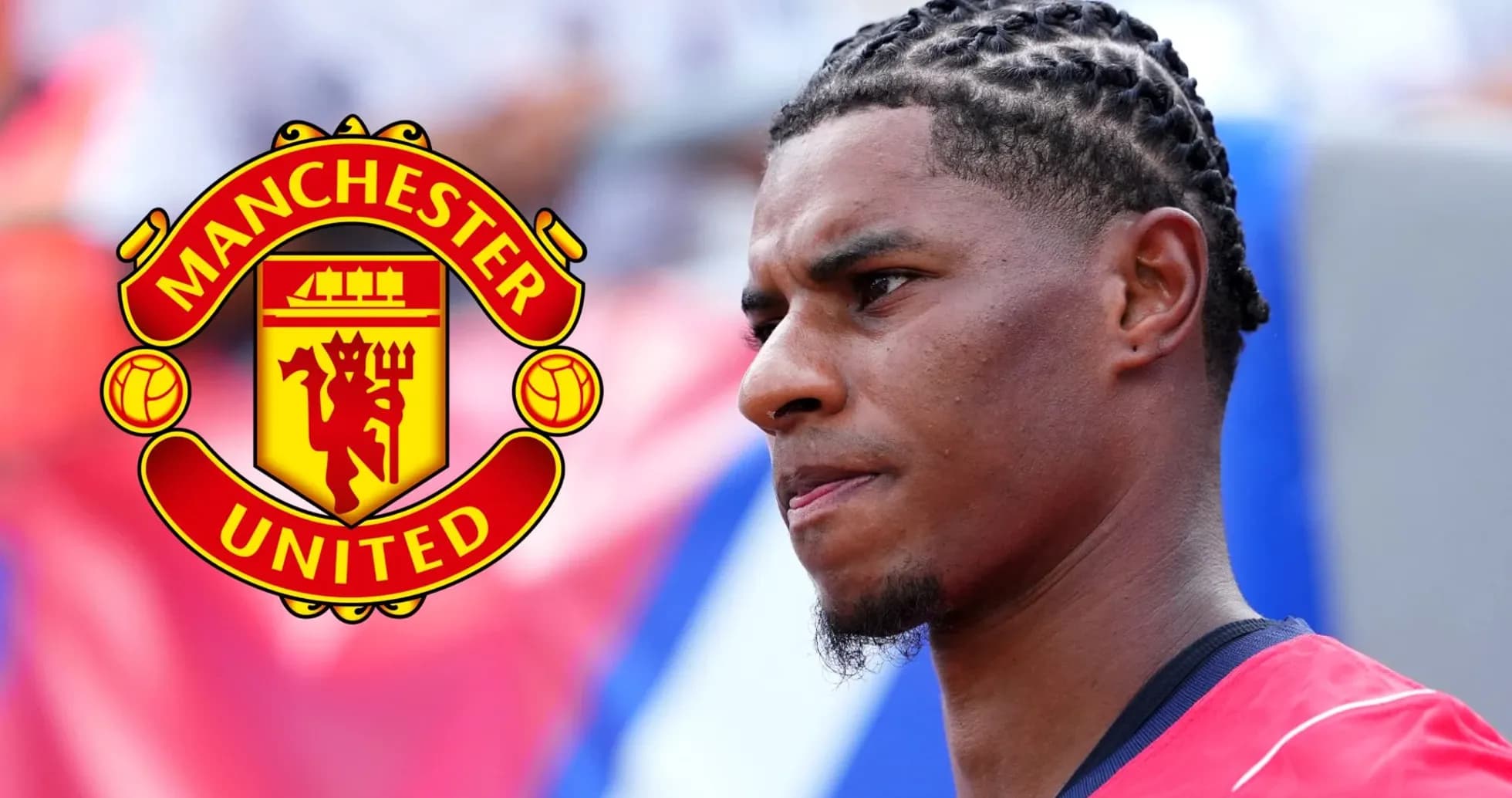 Futbolchi Manchester United formasida o'ynayotgan