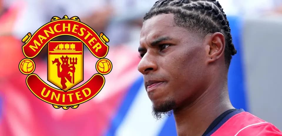 Futbolchi Manchester United formasida o'ynayotgan