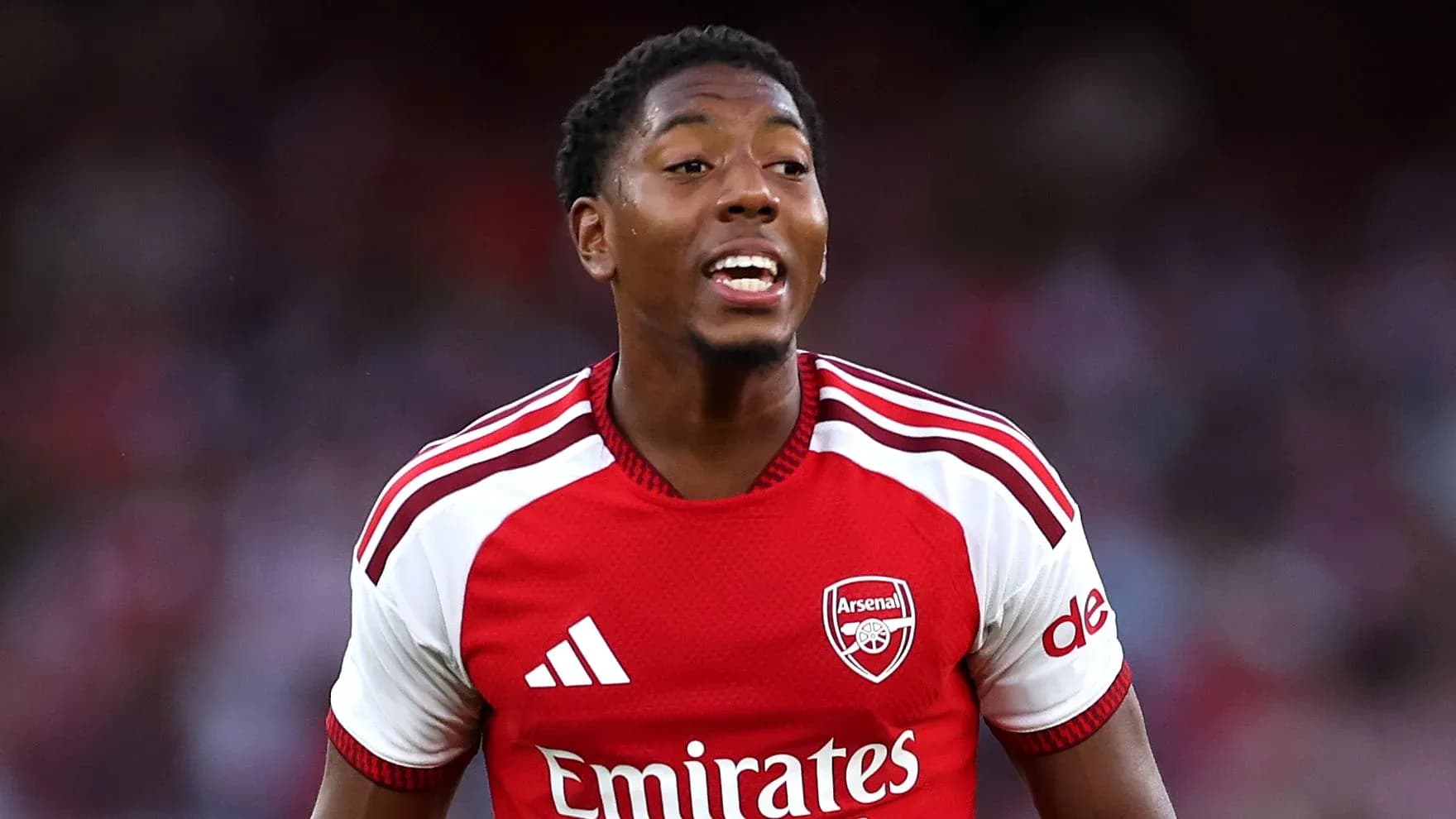 Futbolchi Arsenal formasida maydonda harakatda