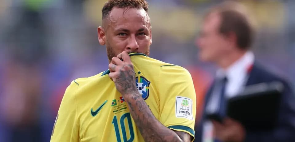 Futbolchi Neymar o'z formasini iyagiga bosmoqda