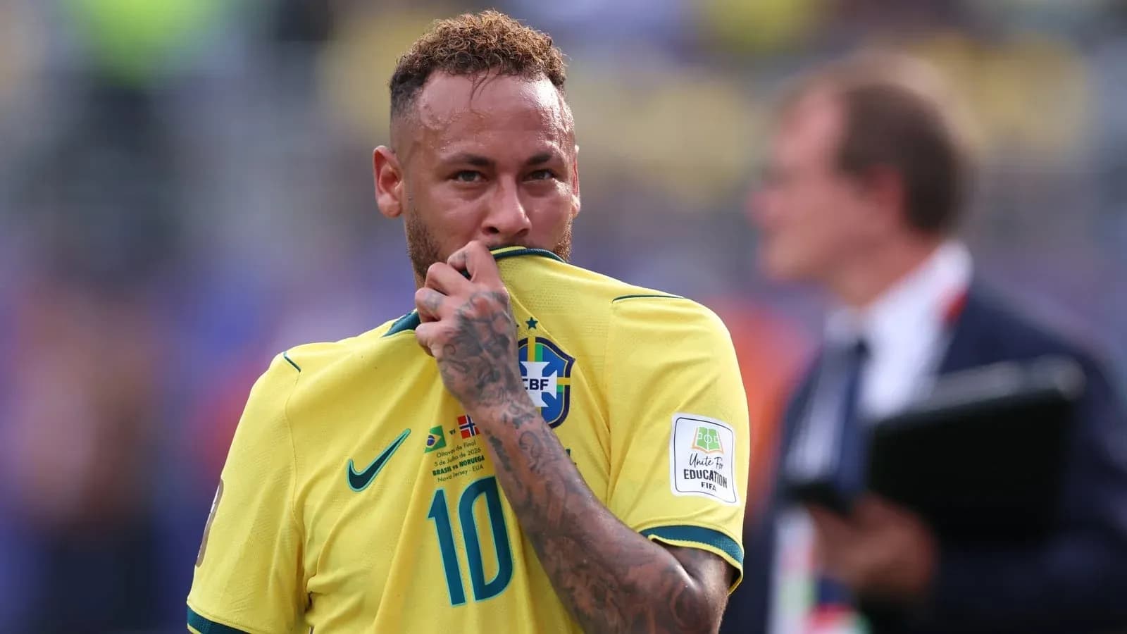 Futbolchi Neymar o'z formasini iyagiga bosmoqda