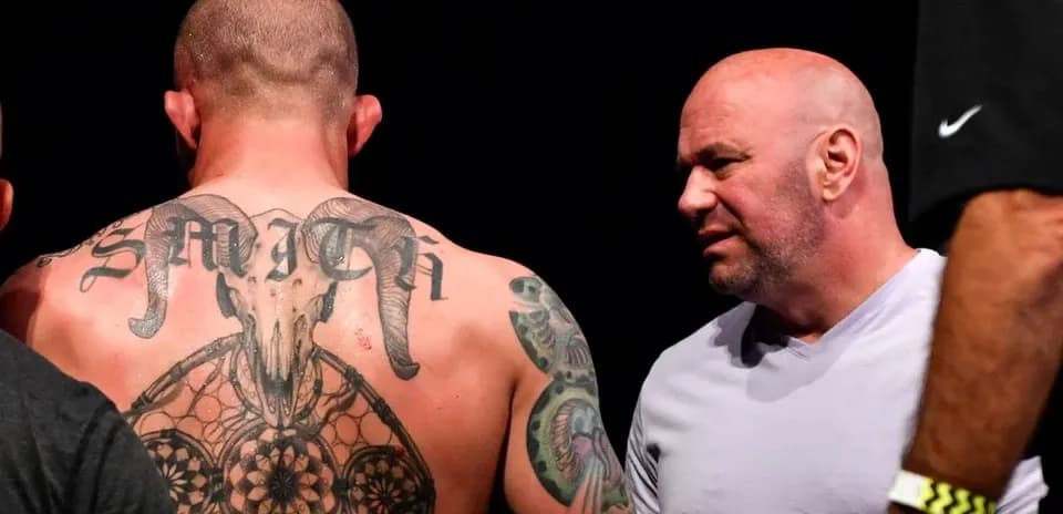 Tattooed fighter talking to UFC president backstage