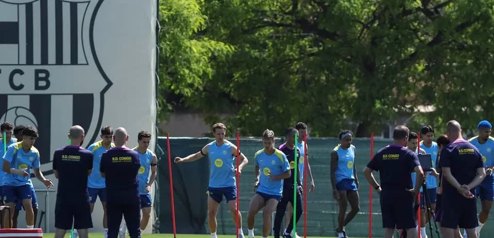 Futbolchilar mashg'ulotda turli vazifalarni bajarayapti