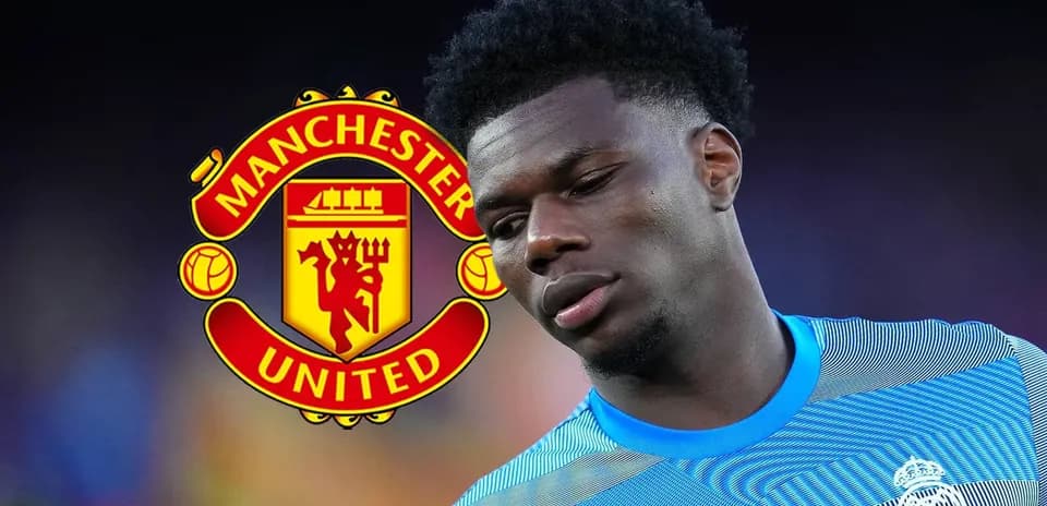 Futbolchi Manchester United logosi orqasida