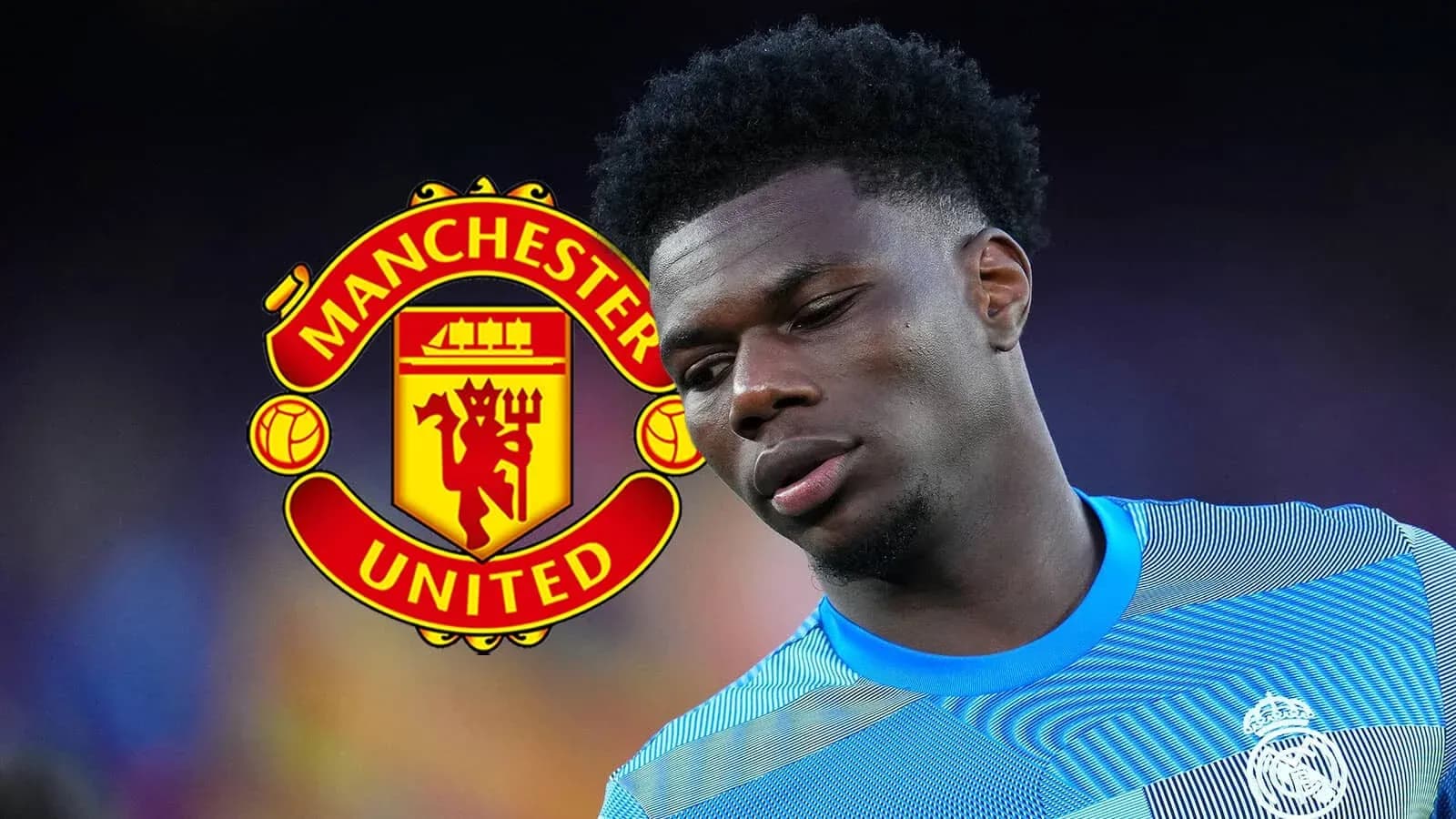 Futbolchi Manchester United logosi orqasida