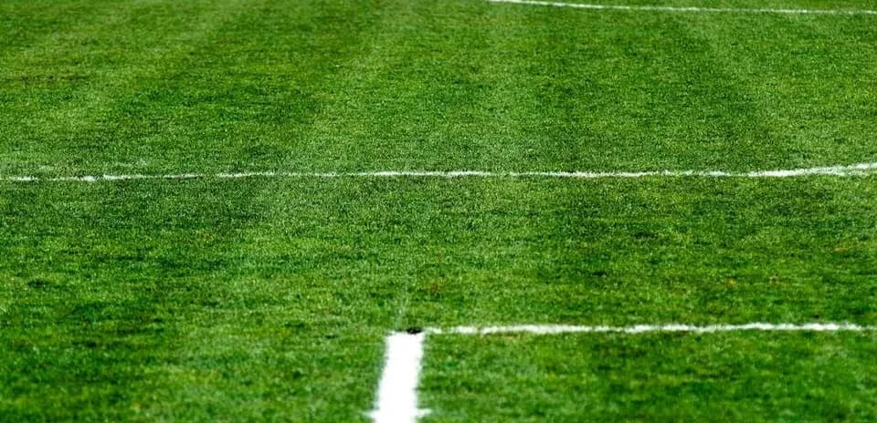 Yashil futbol maydoni va chizilgan chiziqlar