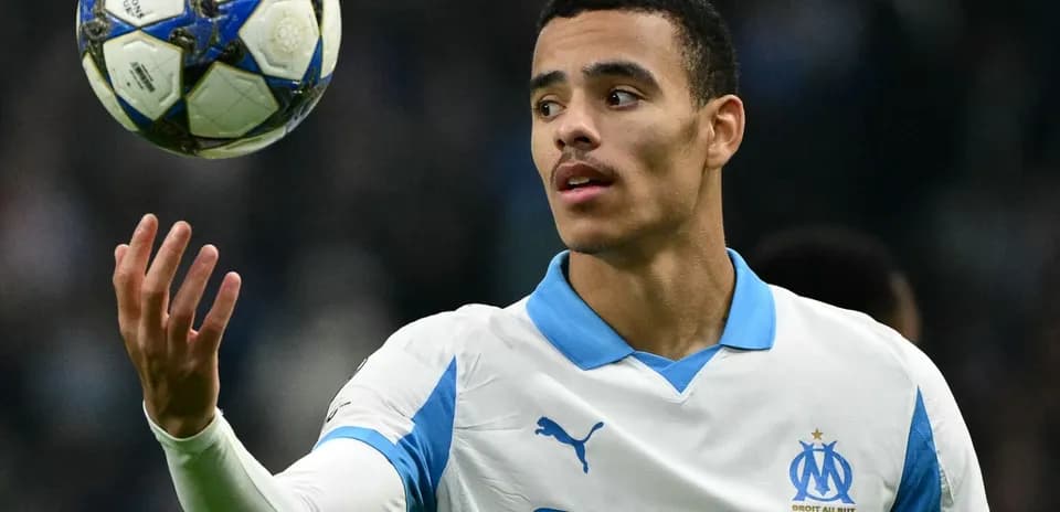 Futbolchi to'pni ushlamoqda, OM formasi kiygan