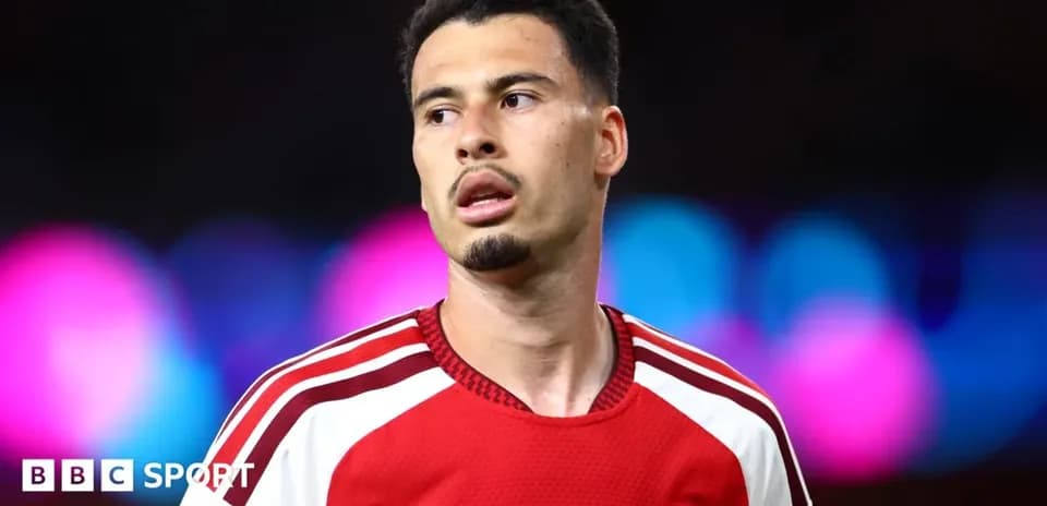 Futbolchi maydonda o'ynashga tayyorlanmoqda