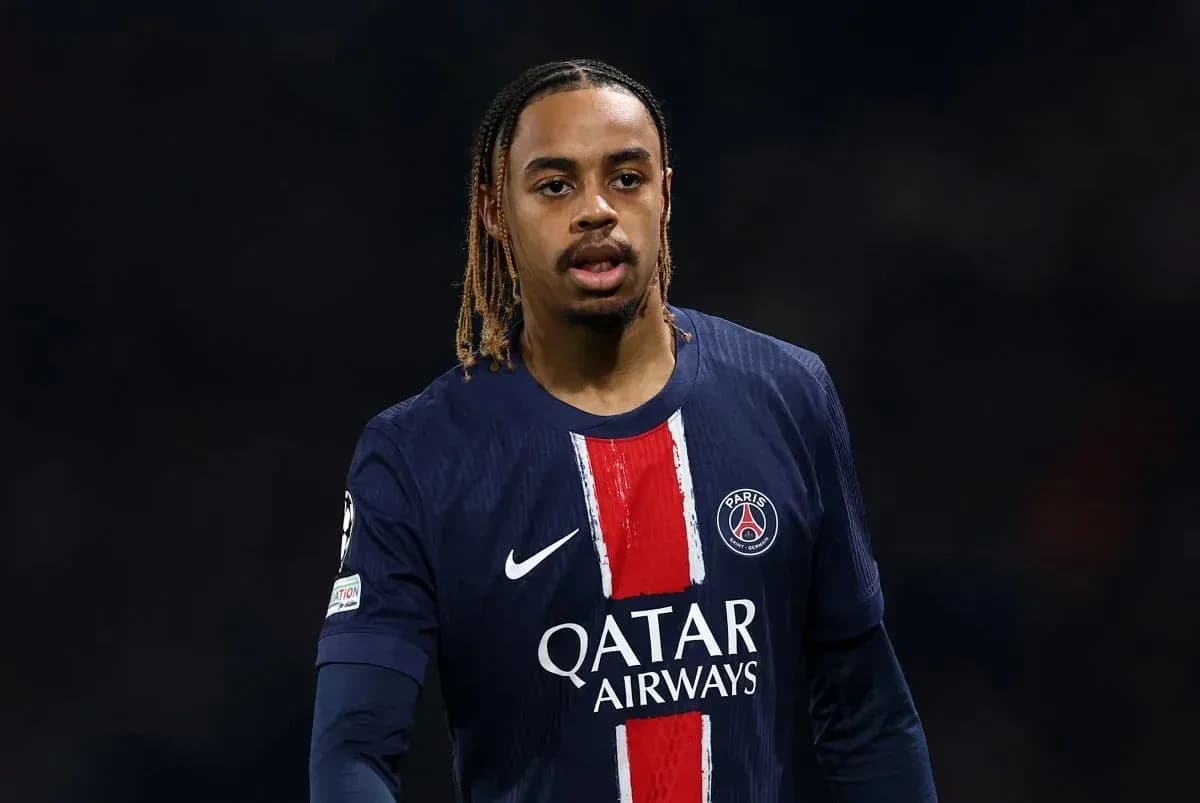 Futbolchi PSG formasida maydonda harakatda