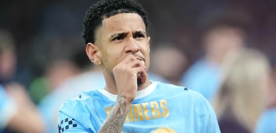 Futbolchi o'yin oldidan o'ylab turibdi