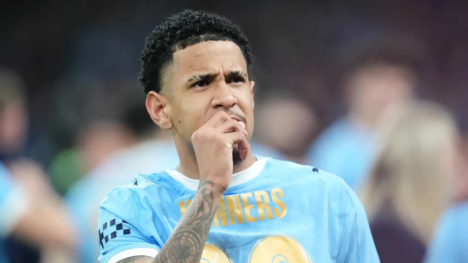 Futbolchi o'yin oldidan o'ylab turibdi