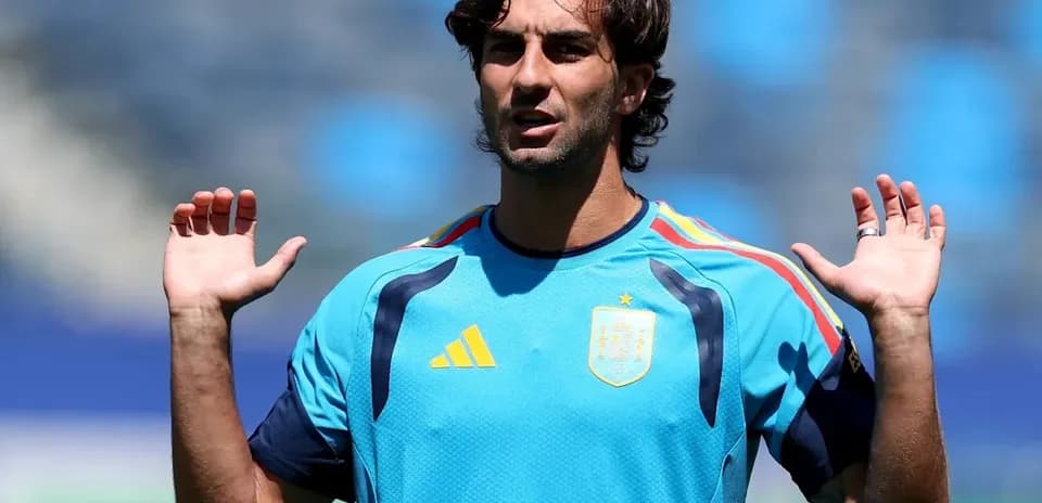 Futbolchi trening paytida qo'llarini ko'tarayapti