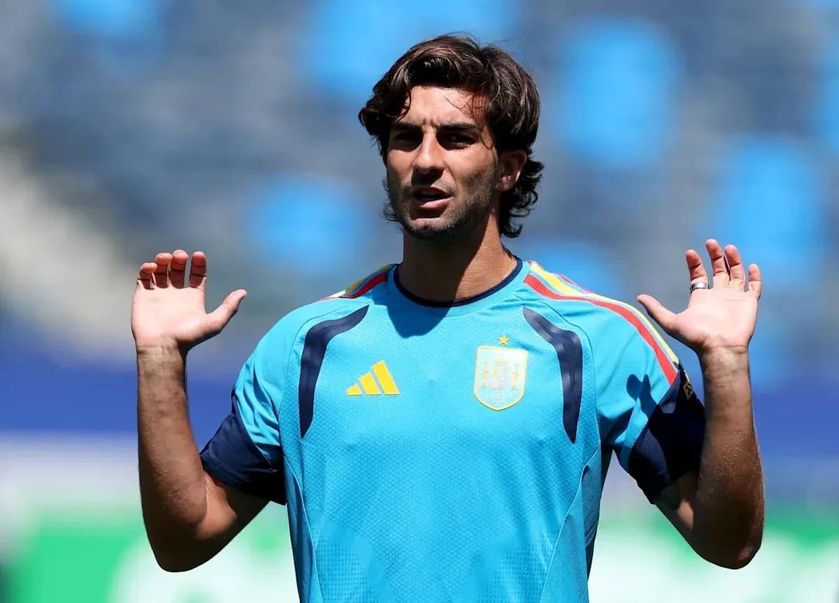 Futbolchi trening paytida qo'llarini ko'tarayapti