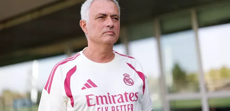 Menejer Real Madrid futbol formasida turibdi
