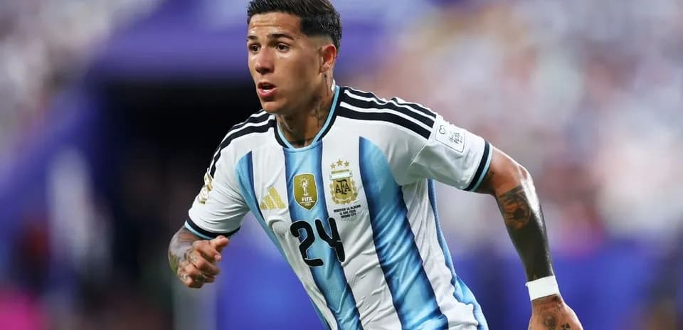 Futbolchi Argentina formasida, raqibga qarab harakatda