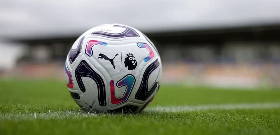 Futbol to'pi maydonda, fon aniq emas
