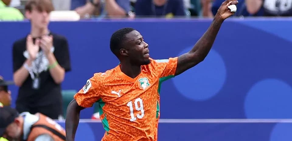 Futbolchi gol urganidan keyin qo'lini ko'targan