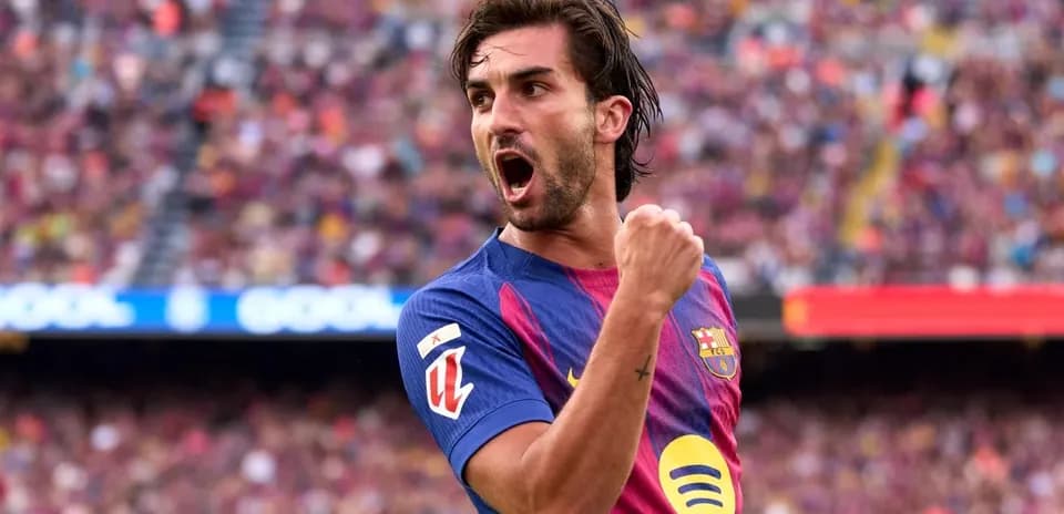 Futbolchi goli nishonlayotgan Barcelona o'yinchisi