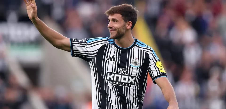 Futbolchi maydonda qo'lini ko'tarib salom berayapti
