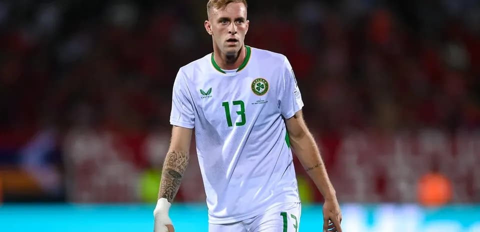Futbolchi maydonda, oq forma kiygan