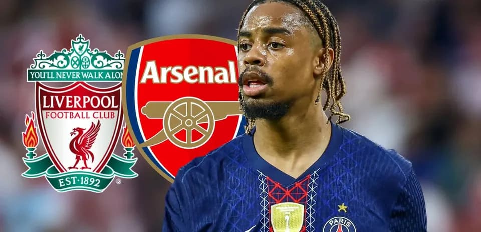 Futbolchi, Liverpool va Arsenal logotiplari orqasida