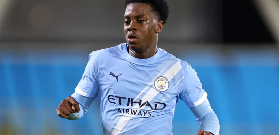 Futbolchi Manchester City formasida maydonda harakatlanmoqda