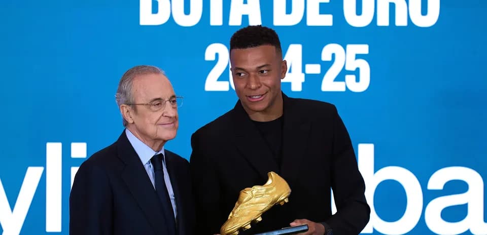 Futbolchi oltin to'p bilan mukofotlanmoqda
