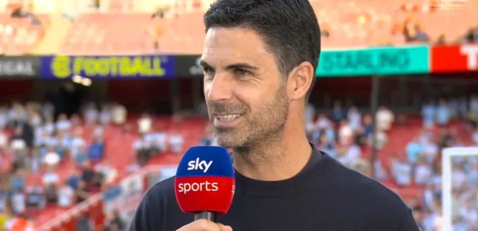 Menejer intervyu berayotgan stadion oldida