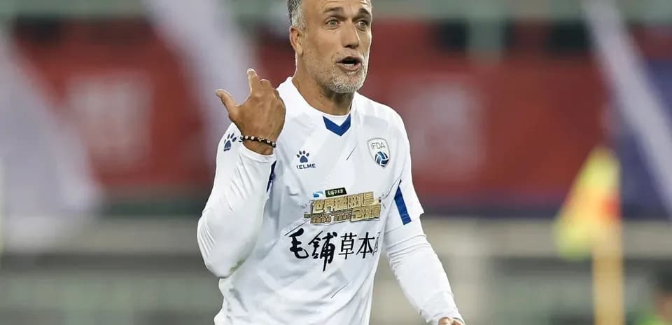Futbolchi maydonda harakat qilmoqda